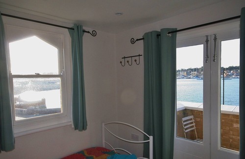 East Cowes Cottage | A seafront holiday home with panoramic views of Cowes Harbour and the Solent.