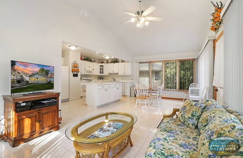 Delavan Lake House | A Shore Thing- Lake Delavan Cottage w/Private dock and boat lift!