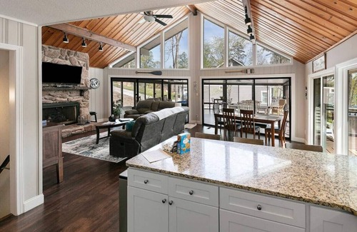 Jacksboro House | A Shore Thing - no steps to dock! Hot tub, fire pit (Sleeps 22)