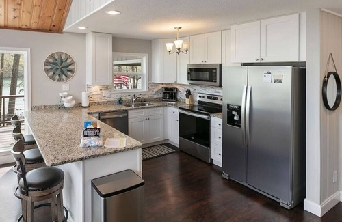 Jacksboro House | A Shore Thing - no steps to dock! Hot tub, fire pit (Sleeps 22)