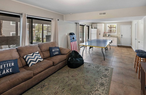 Rocky Top House | A Shore Thing - no steps to dock! Hot tub, fire pit ~ Sleeps 22 ~