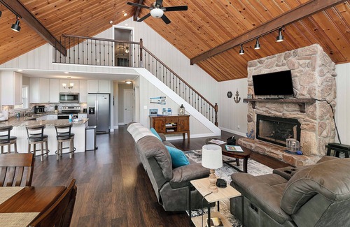 Rocky Top House | A Shore Thing - no steps to dock! Hot tub, fire pit ~ Sleeps 22 ~
