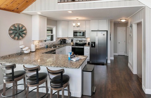 Rocky Top House | A Shore Thing - no steps to dock! Hot tub, fire pit ~ Sleeps 22 ~