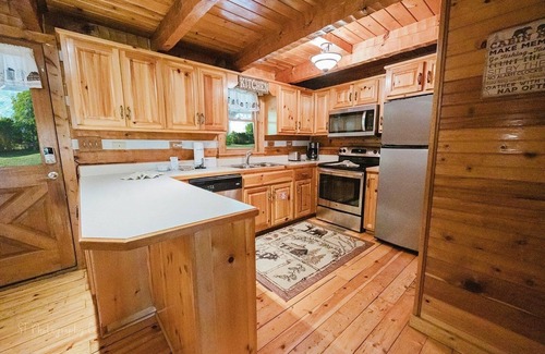 Gatlinburg - Pigeon Forge Cottage | A Slice Of Heaven 2 Bedroom Cabin by RedAwning