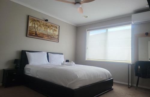 Craigieburn House | A slice of Melbourne! Room 1