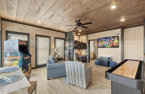 Wears Valley House | A Smoky Mountain Splash-Smith Creek Reserve - Indoor Pool, Waterpark, Theater Room, WIFI, Hot Tub