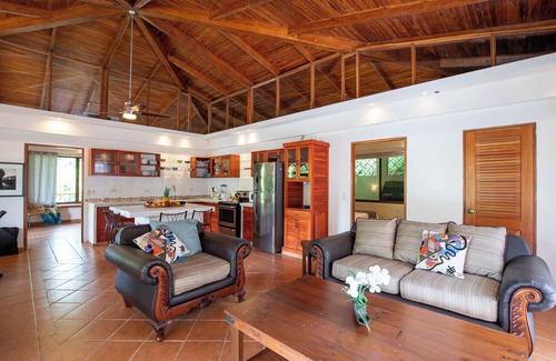 Valle Pura Vida Apartment | A spacious, 2 bed Penthouse with private pool & parking in Manuel Antonio.