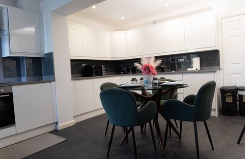 Two Mile Ash House | A spacious 4 bedroom house equipped with modern amenities and free parking.