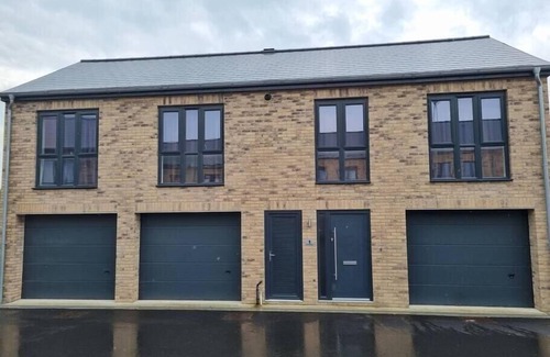 Swindon Apartment | A Spacious and Hearty 2BD Swindon stay