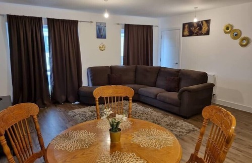 Swindon Apartment | A Spacious and Hearty 2BD Swindon stay
