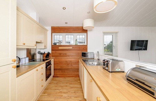 Honiton Ski Chalet | A spacious lodge with one master double with en suite shower room.