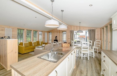 Honiton Ski Chalet | A spacious lodge with one master double with en suite shower room.