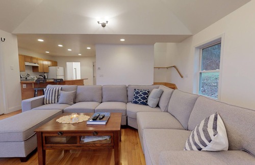 Northport House | A spacious ocean view apartment on Penobscot Bay in historic Temple Heights