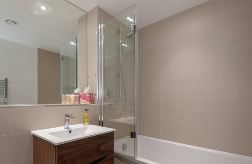 Ellemford Apartment | |A spacious open-plan 3-bedroom apartment with free parking space. Sleeps 5.
