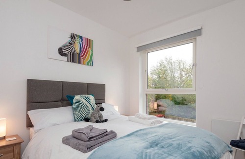 Ellemford Apartment | |A spacious open-plan 3-bedroom apartment with free parking space. Sleeps 5.