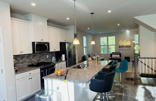 Landover House | A spacious room with private bathrooms and private balcony, 5 min drive to UM