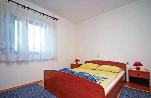 Jadrtovac Apartment | A spacious vacation apartment near the beach and with a communal barbecue.