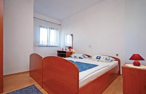 Jadrtovac Apartment | A spacious vacation apartment near the beach and with a communal barbecue.