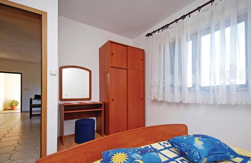 Jadrtovac Apartment | A spacious vacation apartment near the beach and with a communal barbecue.
