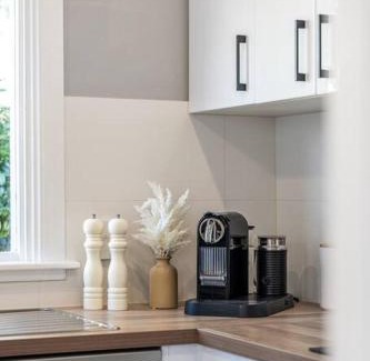 Glenelg South Apartment | A Stone's Throw - Cafes, Parking, WiFi