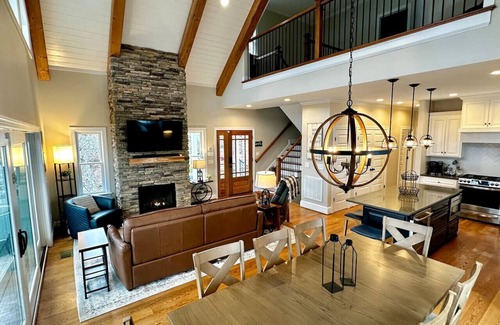 New London House | A Stones Throw ! Truly Lake Front at Badin Lake!