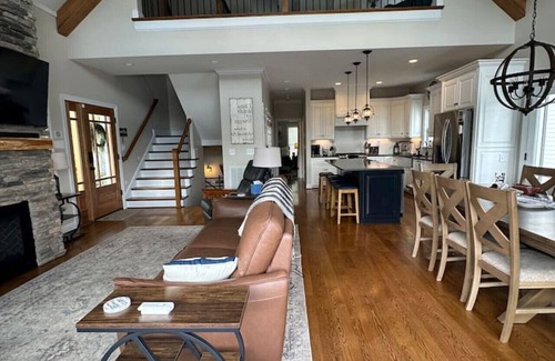 New London House | A Stones Throw ! Truly Lake Front at Badin Lake!