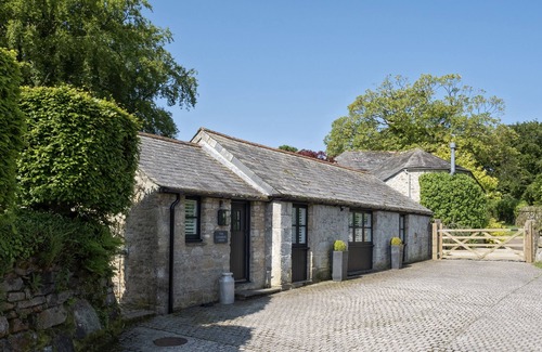 Fivelanes House | A stunning Cornish barn, ideally located for visiting the North and South Coast.