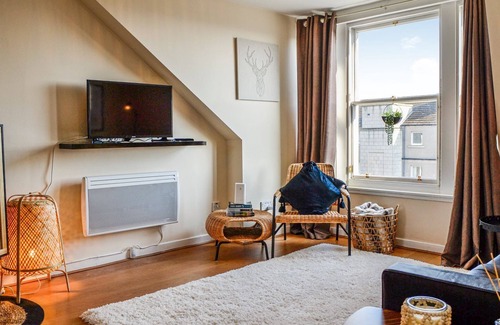 Central Aberdeen Cottage | A stylish boutique apartment, superbly situated to make the most of this cosmopolitan city.