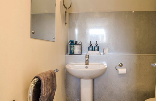 Central Aberdeen Cottage | A stylish boutique apartment, superbly situated to make the most of this cosmopolitan city.