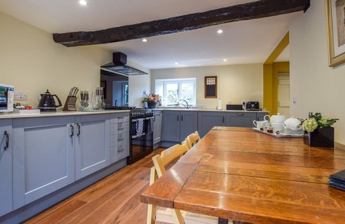 Winchcombe Cottage | A sudeley castle cottage that sleeps 8 guests in 4 bedrooms