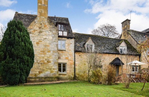 Winchcombe Cottage | A sudeley castle cottage that sleeps 8 guests in 4 bedrooms