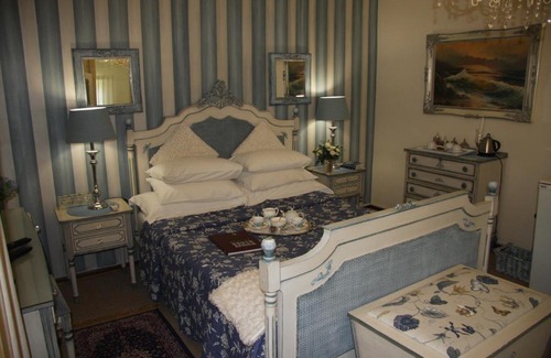 Universitas House | A Summer Place Boutique Guest House