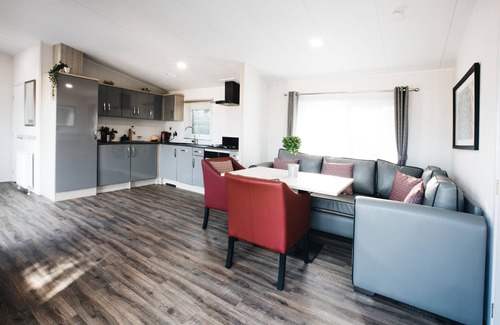 Barmston Cottage | A superior lodge 3 that sleeps 8 guests in 3 bedrooms