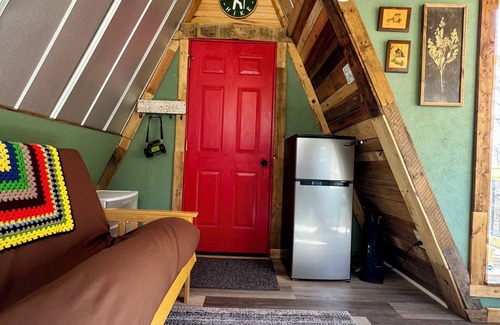 Bakersville Cabin | A Tiny A-Frame GlampingnWiFi,Creek,Firepit,GrillnPet friendly