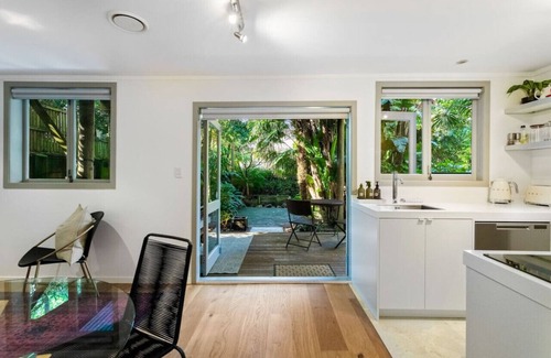 Freemans Bay House | A Tropical Escape in Freemans Bay with Air-Con