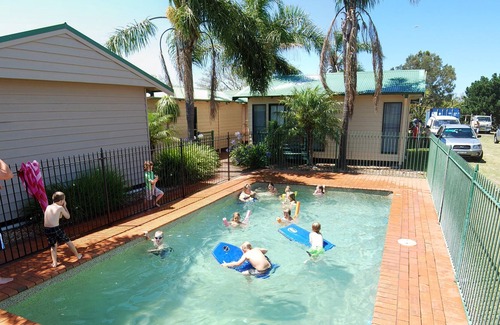 Kurnell Cabin | A tropical Queensland style tourist park offering affordable accommodation.