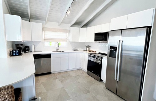 Old Trees Bay Apartment | A True Slice of Paradise in Paynes Bay, nNewly renovated upper level apartment.