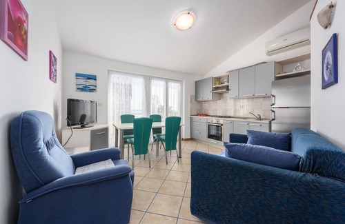 Lovrecica Apartment | A two bedroom apartment few steps from the beach