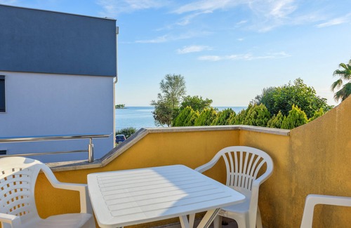 Lovrecica Apartment | A two bedroom apartment few steps from the beach