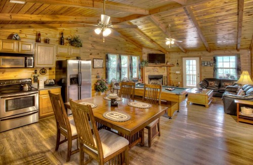 Sautee Nacoochee Cabin | A View From Above | Dog Friendly w/Screened in Porch and Hot Tub, Near Helen GA