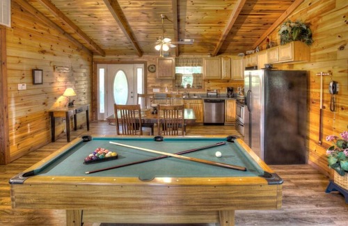 Sautee Nacoochee Cabin | A View From Above | Dog Friendly w/Screened in Porch and Hot Tub, Near Helen GA