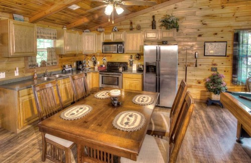 Sautee Nacoochee Cabin | A View From Above | Dog Friendly w/Screened in Porch and Hot Tub, Near Helen GA