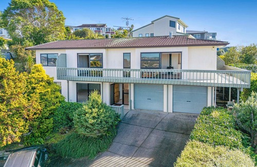 Orewa House | A View from the Heights -3 bedroom house in Orewa, walking distance to beach