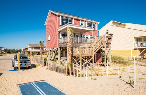 Long Beach House | A Villa Roja by Oak Island Accommodations