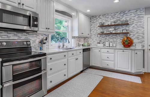 Valois House | A Wave From It All: Keuka Lake + Close to Wineries