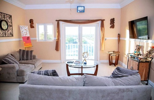 Pelican Point Villa | A Welcoming three-bedroom Beachfront Cottage