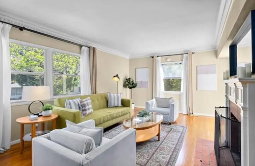 View Park-Windsor Hills House | A Windsor Hills Retreat