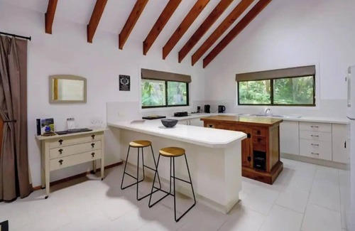 Smiths Lake Cottage | A wonderful place to escape rest, relax and enjoy the lake just 100m away.