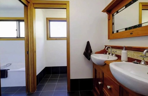 Smiths Lake Cottage | A wonderful place to escape rest, relax and enjoy the lake just 100m away.