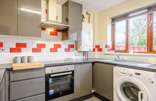 Loddon Cottage | A wonderful riverside setting, and easy walking distance to shops and cafés.